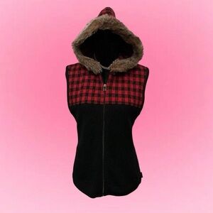 ❤️🖤Woolrich Black and Red Checkered Ribbed Vest with Faux Fur Trim Hood.